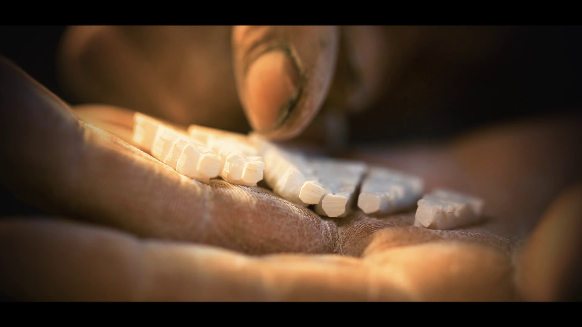 Artesano con sus creaciones terminadas